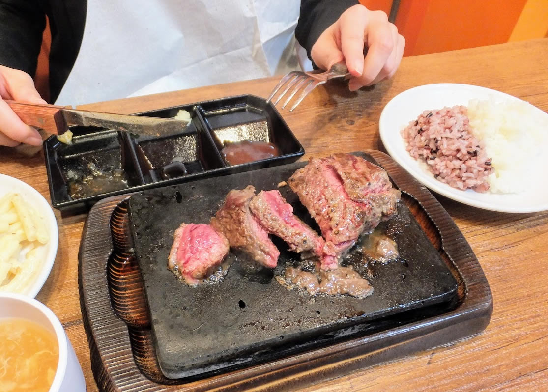 【大阪市天王寺区・阿倍野区】1000円で肉厚ステーキにサラダ・ご飯は食べ放題！天王寺に進出「やっぱりステーキ」を取材しました♪ | 号外NET