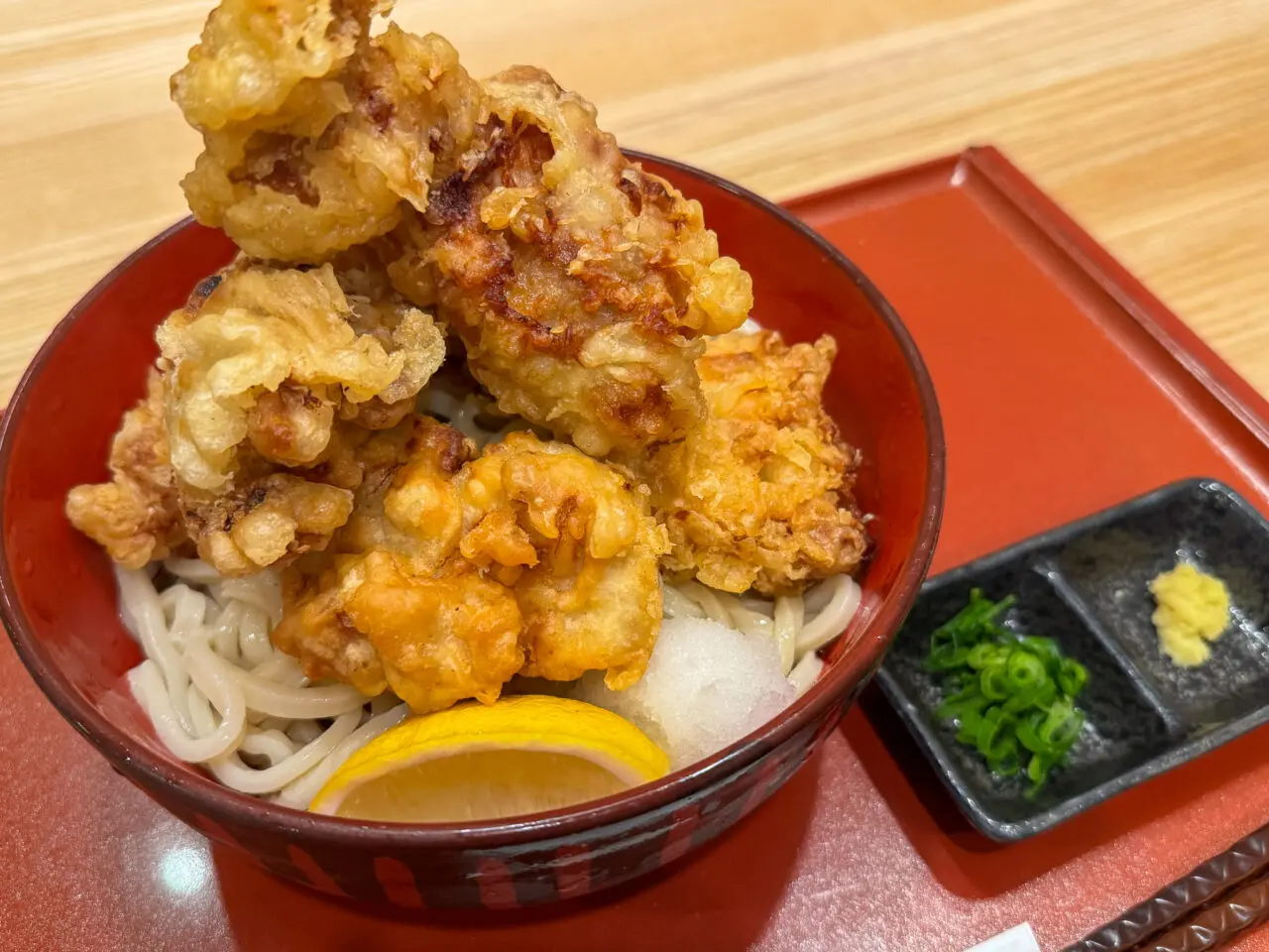 天王寺ミオのレストラン街にある「うどん 穂の香 天王寺駅MIO店」の冷やしとり天うどん