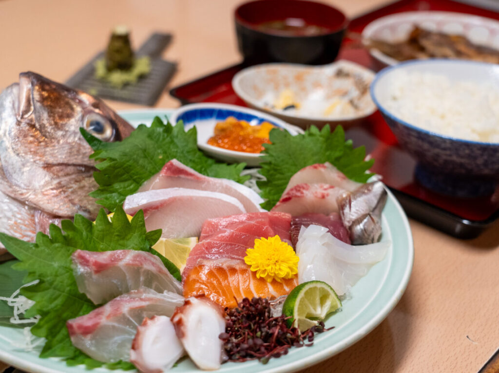 アポロビルにある寿し割烹 魚市のお造り盛り定食