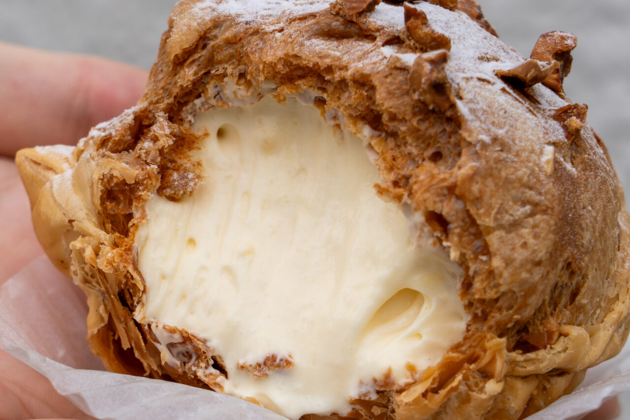 桃谷駅近くのスイーツ店パティスリー アマファソンのシュークリーム